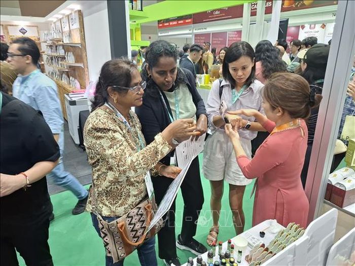 Bên cạnh đồ uống, các sản phẩm làm đẹp và sức khỏe từ trái cây của Đắk Lắk cũng gây chú ý với khách hàng Malaysia. Ảnh: Bùi Hoàn/PV TTXVN tại Malaysia