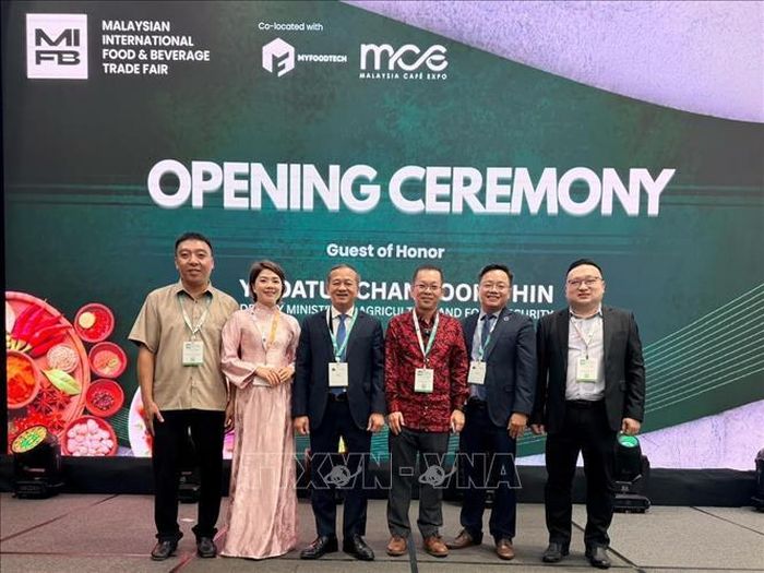 Thứ trưởng Bộ Nông nghiệp và An ninh Lương thực Malaysia Chan Foong Hin (thứ 3, từ phải sang) tiếp đoàn của Sở Công Thương Đắk Lắk. Ảnh: Bùi Hoàn/PV TTXVN tại Malaysia
