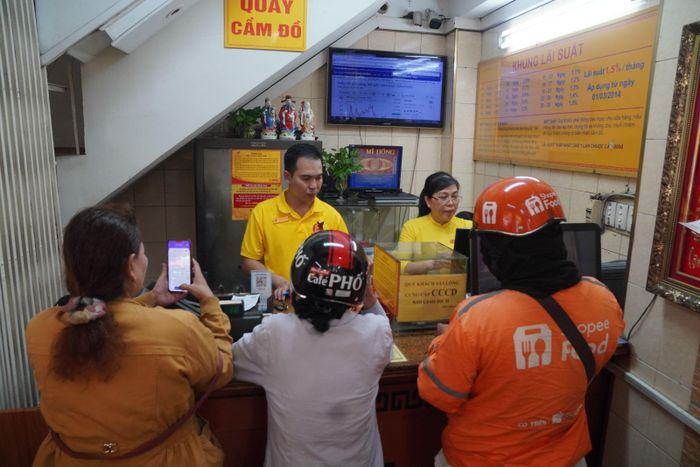 Khách hàng chờ thanh toán vàng tại cửa hàng vàng Mi Hồng, phường Bình Thạnh. Ảnh: Nguyễn Hoàng/Báo Tin tức và Dân tộc