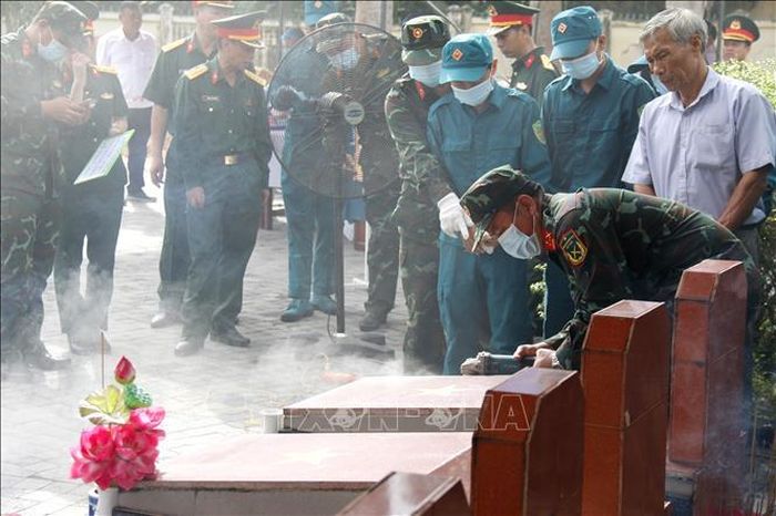 Lực lượng chuyên môn triển khai bốc mộ lấy mẫu hài cốt tại Nghĩa trang Liệt sĩ xã Đức Linh.