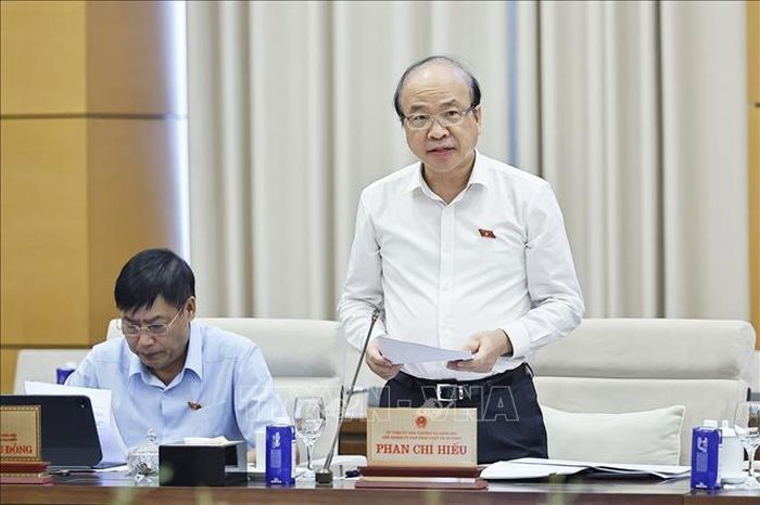 Chủ nhiệm Ủy ban Pháp luật và Tư pháp của Quốc hội Phan Chí Hiếu trình bày tóm tắt báo cáo thẩm tra sơ bộ, đề xuất các vấn đề cần Quốc hội tập trung thảo luận. Ảnh: Doãn Tấn/TTXVN