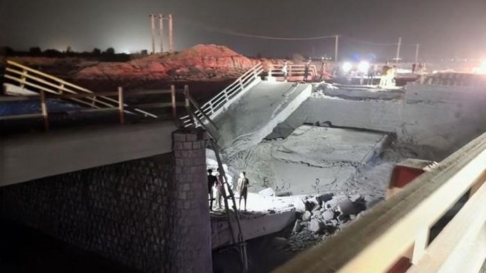 Hiện trường cầu ở Iran bị Mỹ đánh sập. Ảnh: PressTV