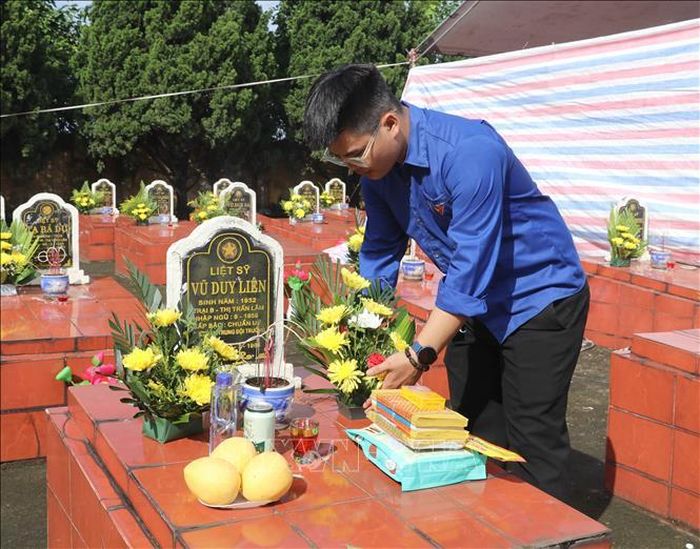 Đoàn viên thanh niên xã Ý Yên, tỉnh Ninh Bình tham gia hỗ trợ các lực lượng phục vụ công tác khai quật, lấy mẫu tại Nghĩa trang liệt sĩ địa phương.