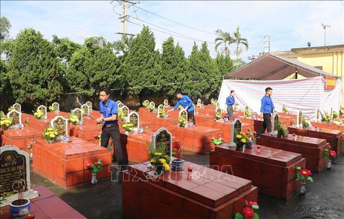 Đoàn viên thanh niên xã Ý Yên, tỉnh Ninh Bình tham gia chuẩn bị cơ sở vật chất và hỗ trợ các lực lượng phục vụ công tác khai quật, lấy mẫu tại Nghĩa trang liệt sĩ địa phương.