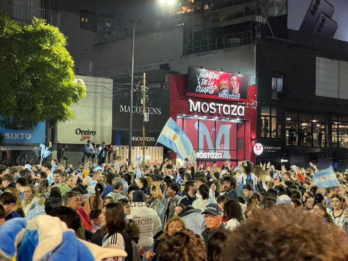 Người dân Argentina đổ ra đường ăn mừng Argentina vào chung kết.