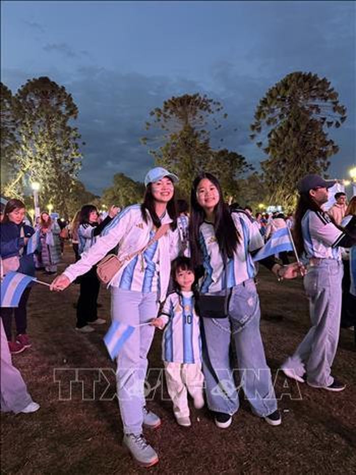 Niềm vui vỡ òa của các cổ động viên Việt Nam khi đội tuyển Argentina ghi bàn lội ngược dòng ở những phút cuối.