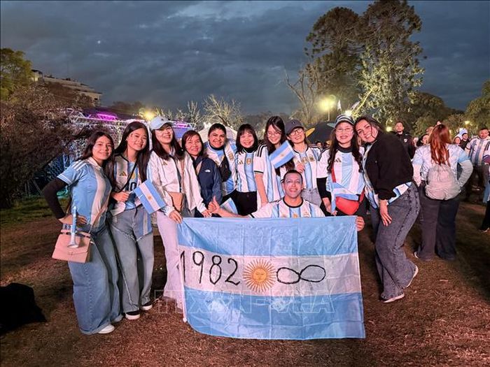 Sau trận đấu, các cổ động viên Việt Nam cùng người dân Argentina chụp ảnh kỷ niệm trong bầu không khí lễ hội tại Fan Zone Palermo.