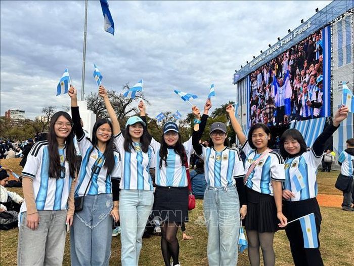Các cổ động viên Việt Nam khoác trên mình áo đấu của đội tuyển Argentina, cùng hàng chục nghìn người hâm mộ cổ vũ Albiceleste tại Fan Zone Palermo, Buenos Aires.