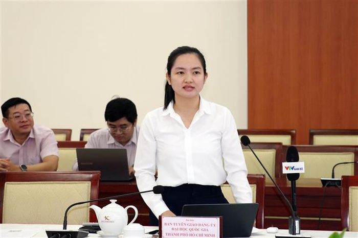 Đồng chí Phùng Thị Diệu Hương, Phó Trưởng ban Tuyên giáo Đảng ủy, Bí thư Ban Cán sự Đoàn Đại học Quốc gia TP Hồ Chí Minh, trao đổi tại Tọa đàm.