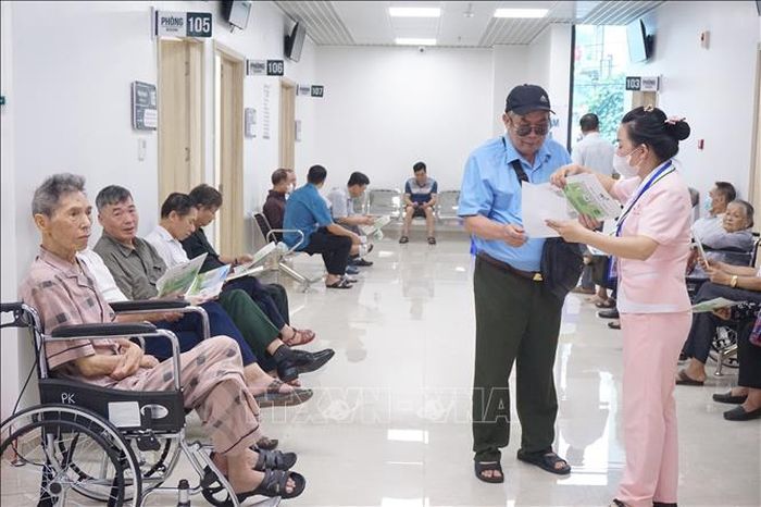 Người có công với cách mạng, thương binh, bệnh binh được khám bệnh miễn phí tại Bệnh viện TNH Lạng Sơn dịp 27/7. Ảnh: Tiến Vĩnh/TTXVN