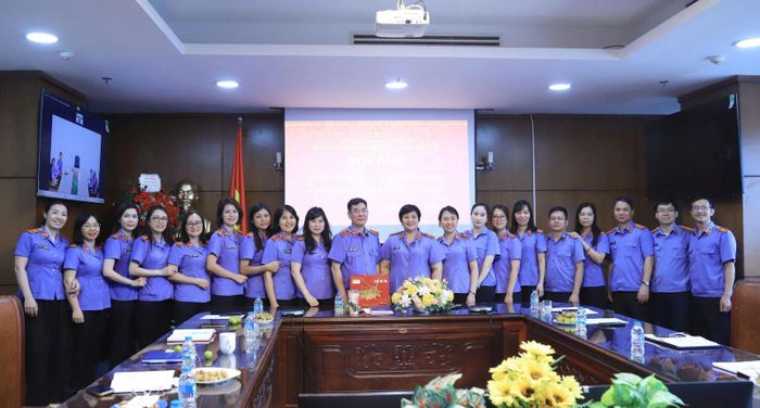 Đại biểu chụp ảnh lưu niệm.