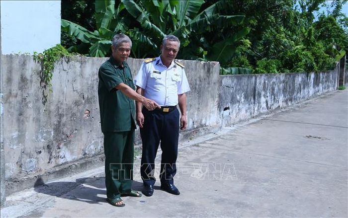 Thương binh Phạm Văn Xá (áo xanh) đã kêu gọi, vận động người dân góp công xây dựng đường nông thôn mới.