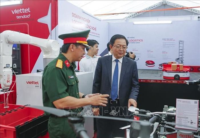 Phó Thủ tướng Chính phủ Hồ Quốc Dũng tham quan gian trưng bày các thiết bị bay không người lái, robot công nghệ của Tập đoàn Viettel. Ảnh: Đinh Thùy/TTXVN.