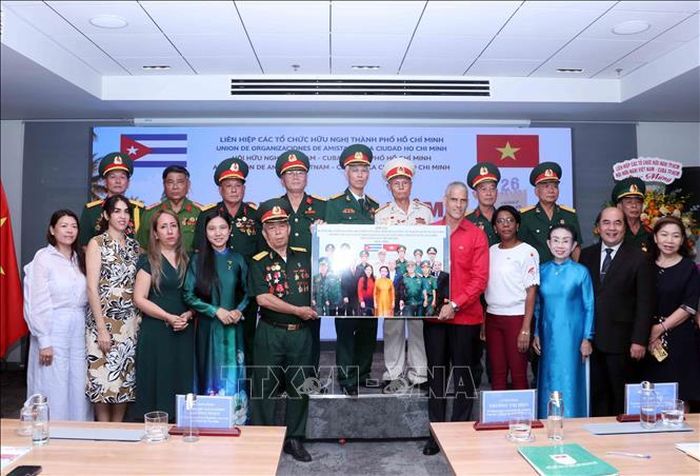 Đại diện Ban liên lạc truyền thống Tiểu đoàn 261 Giron tại TP Hồ Chí Minh tặng ảnh kỷ niệm cho ông Mauricio Alejandro Martínez Duque, Tổng Lãnh sự Cộng hòa Cuba tại TP Hồ Chí Minh.