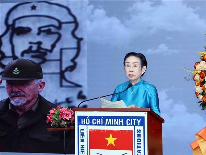 Bà Trương Thị Hiền, Chủ tịch Hội hữu nghị Việt Nam - Cuba TP Hồ Chí Minh, phát biểu tại buổi họp mặt.