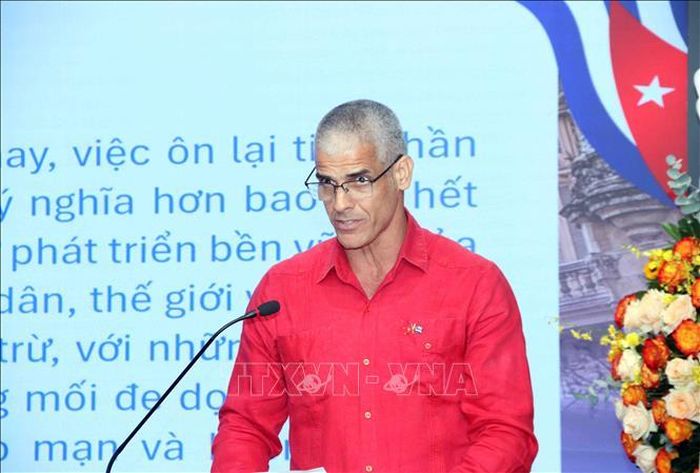 Ông Mauricio Alejandro Martínez Duque, Tổng Lãnh sự Cộng hòa Cuba tại TP Hồ Chí Minh, phát biểu tại buổi họp mặt.
