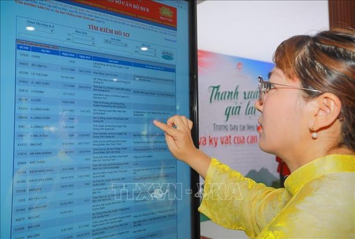 Công chúng trực tiếp tra cứu hồ sơ cán bộ đi B đang được bảo quản tại Trung tâm Lưu trữ quốc gia III thông qua hệ thống tra cứu điện tử. Ảnh: Khánh Hòa/TTXVN