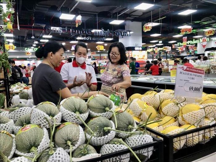 Người tiêu dùng chọn mua trái cây nông sản Việt. Ảnh tư liệu: Mỹ Phương/TTXVN
