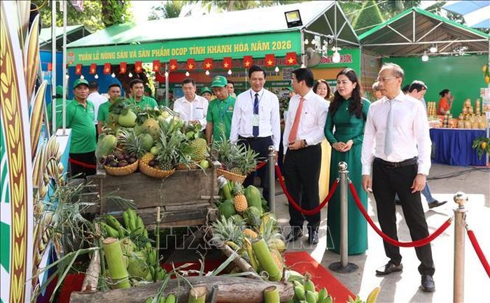 Lãnh đạo tỉnh tham quan gian hàng giới thiệu sản phẩm OCOP của địa phương.