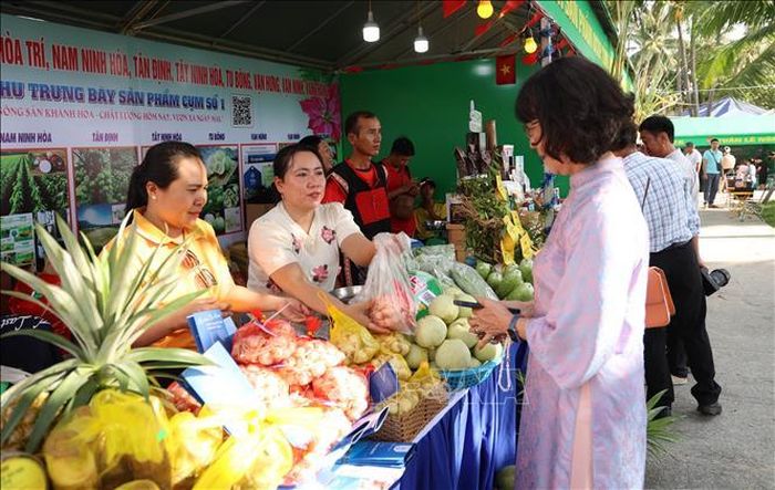 Gian hàng trưng bày nông sản đặc trưng, sản phẩm OCOP của Khánh Hòa và các địa phương.