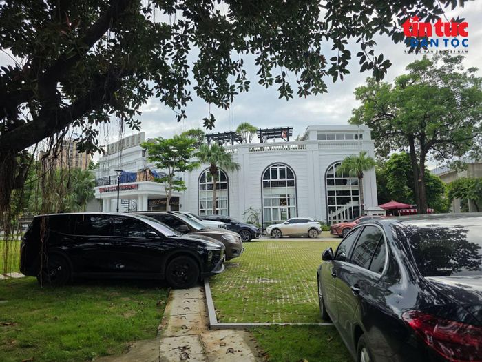 Ô tô đỗ trong bán đảo, chiếm dụng khu vực vui chơi của nhân dân.