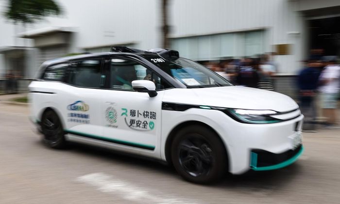 Một chiếc xe tự lái đang di chuyển tại Công viên Baidu Apollo ở Bắc Kinh năm 2026. Ảnh: VCG