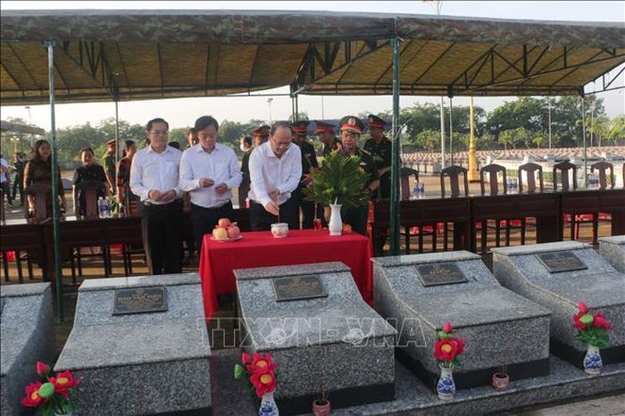 Lãnh đạo tỉnh Cà Mau dâng hương trước khi tiến hành khai quật mộ tại Nghĩa trang liệt sĩ xã Phước Long. Ảnh: Tuấn Kiệt/TTXVN
