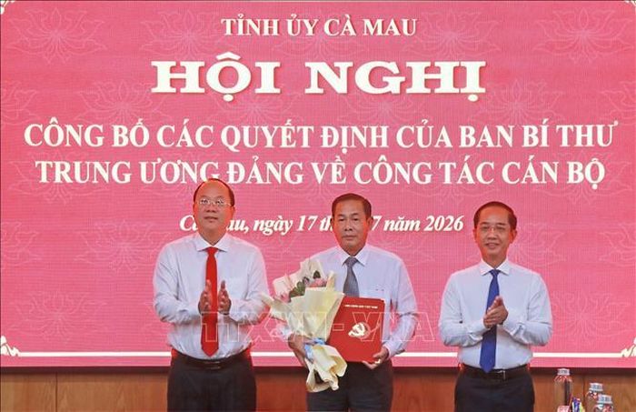 Lãnh đạo Tỉnh ủy Cà Mau trao quyết định cho đồng chí Võ Kế Nghiệp, Chánh án Tòa án nhân dân tỉnh.