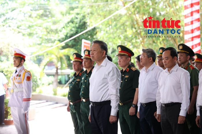 Tổng Bí thư, Chủ tịch nước Tô Lâm dẫn đầu Đoàn công tác Trung ương đến dâng hoa, dâng hương tưởng niệm các Anh hùng liệt sĩ.