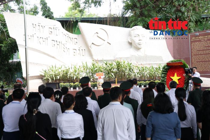 Tổng Bí thư, Chủ tịch nước Tô Lâm và Đoàn công tác đã dâng hoa, dâng hương tại Tượng đài cố Tổng Bí thư Trần Phú.