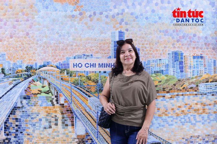 Cô Lê Thị Định tham quan và chụp ảnh lưu niệm bên các tác phẩm nghệ thuật công cộng tại ga metro Bến Thành.