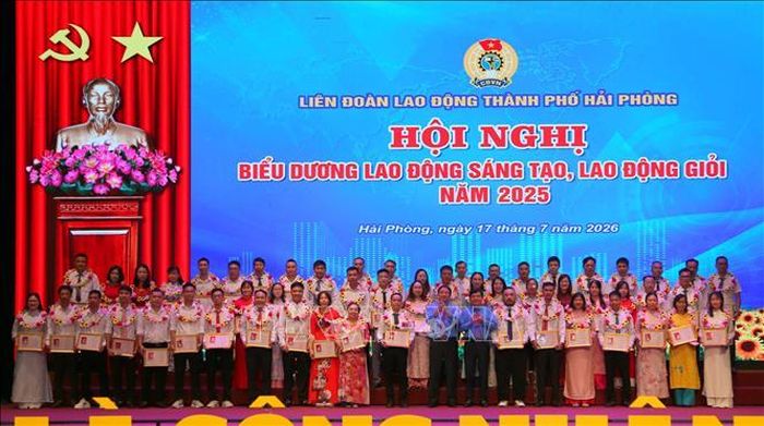 Lãnh đạo Tổng Liên đoàn Lao động Việt Nam và Liên đoàn Lao động thành phố Hải Phòng biểu dương các cá nhân nhận Bằng Lao động sáng tạo của Tổng Liên đoàn Lao động Việt Nam.