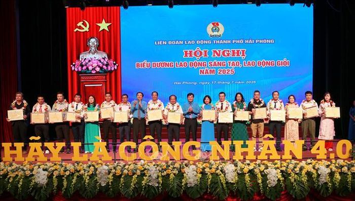 Lãnh đạo Tổng Liên đoàn Lao động Việt Nam và Liên đoàn Lao động thành phố Hải Phòng biểu dương lãnh đạo các doanh nghiệp tích cực chăm lo cho người lao động.