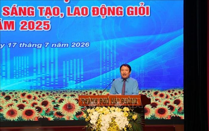 Ông Nguyễn Anh Tuân, Chủ tịch Liên đoàn Lao động thành phố Hải Phòng phát biểu.