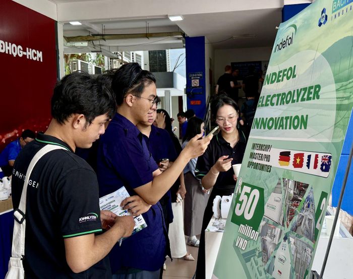 Các cuộc thi về khoa học kỹ thuật và STEM thu hút đông đảo sinh viên quan tâm tham gia.