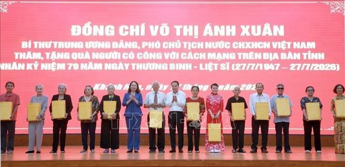 Đồng chí Võ Thị Ánh Xuân, Bí thư Trung ương Đảng, Phó Chủ tịch nước Cộng hòa Xã hội chủ nghĩa Việt Nam tặng quà người có công với cách mạng. Ảnh: Xuân Triệu/TTXVN