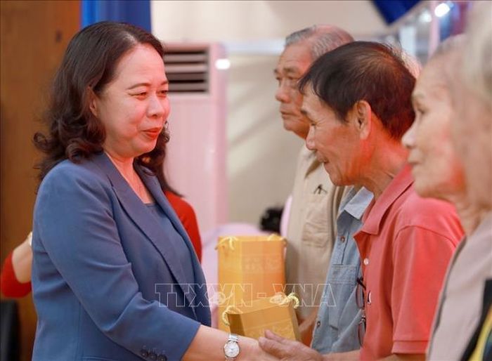 Đồng chí Võ Thị Ánh Xuân, Bí thư Trung ương Đảng, Phó Chủ tịch nước Cộng hòa Xã hội chủ nghĩa Việt Nam tặng quà người có công với cách mạng. Ảnh: Xuân Triệu/TTXVN