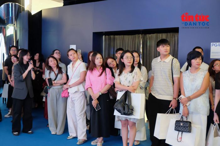 Triển lãm thu hút đông đảo cộng đồng yêu nghệ thuật Thủ đô.