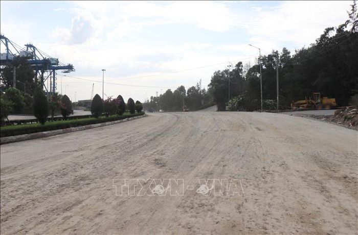 Quốc lộ 24C đoạn Km0+Km600 qua khu vực cảng Dung Quất, thôn Tuyết Diêm, xã Vạn Tường đã được san gạt sẵn sàng bê tông xi măng cốt thép.