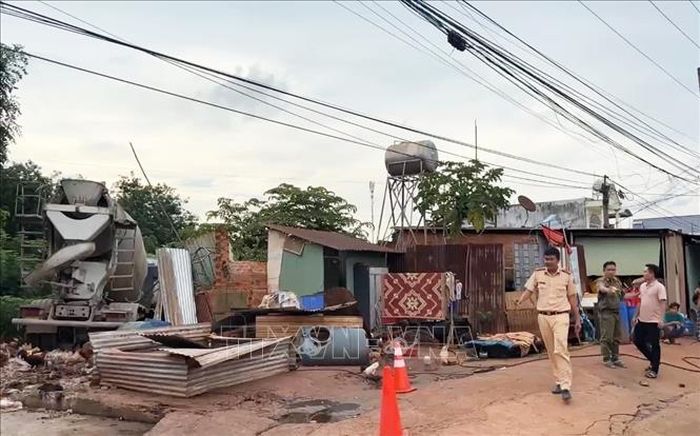 Lực lượng cảnh sát giao thông nhanh chóng có mặt tại hiện trường, điều tra, làm rõ vụ tai nạn.