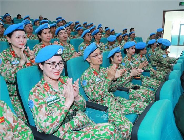 Các sĩ quan, quân nhân thuộc Bệnh viện dã chiến cấp 2.8 dự buổi lễ. Ảnh: Trọng Đức/TTXVN