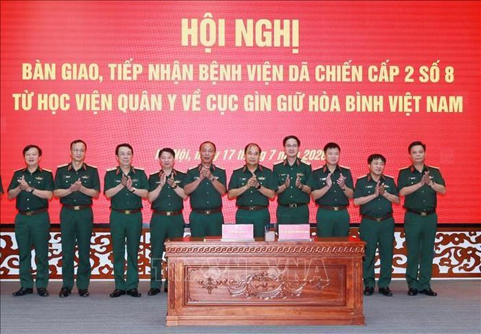 Thượng tướng Phùng Sĩ Tấn, Phó Tổng Tham mưu trưởng QĐND Việt Nam chứng kiến lễ ký Bàn giao Bệnh viện dã chiến cấp 2.8 từ Học viện Quân y về Cục Gìn giữ hòa bình Việt Nam. Ảnh: Trọng Đức/TTXVN