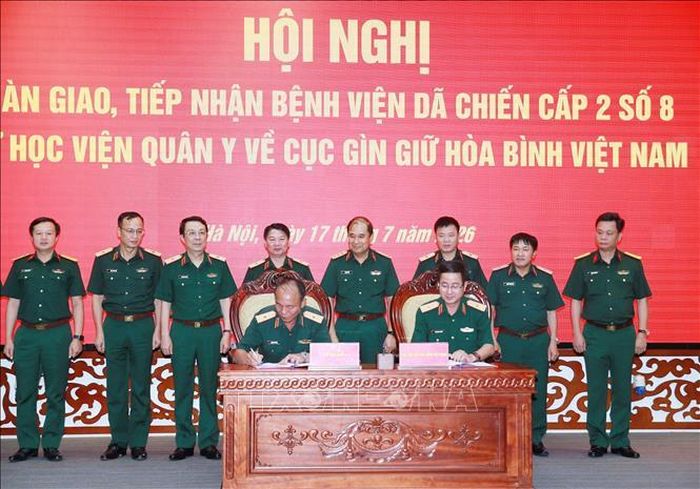 Thượng tướng Phùng Sĩ Tấn, Phó Tổng Tham mưu trưởng QĐND Việt Nam chứng kiến lễ ký Bàn giao Bệnh viện dã chiến cấp 2.8 từ Học viện Quân y về Cục Gìn giữ hòa bình Việt Nam. Ảnh: Trọng Đức/TTXVN