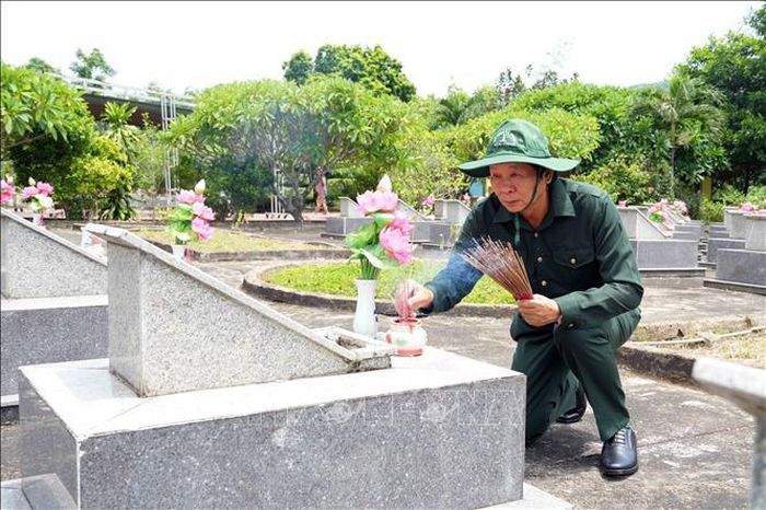 Phó Chủ tịch Trung ương Hội Cựu Thanh niên xung phong Việt Nam Thân Đức Nam dâng hương tại Nghĩa trang liệt sĩ thanh niên xung phong Tân Ấp (Quảng Trị).