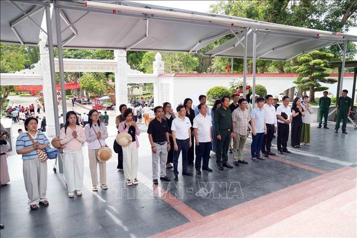 Đoàn công tác Trung ương Hội Cựu Thanh niên xung phong Việt Nam dâng hương tưởng niệm tại khu mộ 10 nữ liệt sĩ thanh niên xung tại Ngã ba Đồng Lộc.