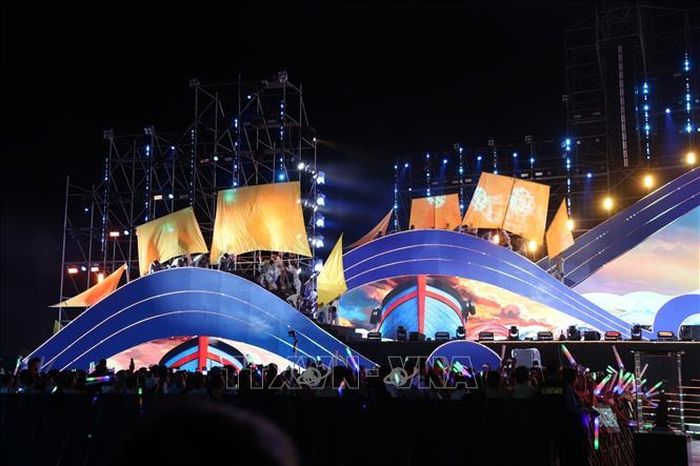 Toàn cảnh sân khấu khai mạc Festival Biển Khánh Hòa 2026 tại Quảng trường 2 Tháng 4. Ảnh: Đặng Tuấn/TTXVN
