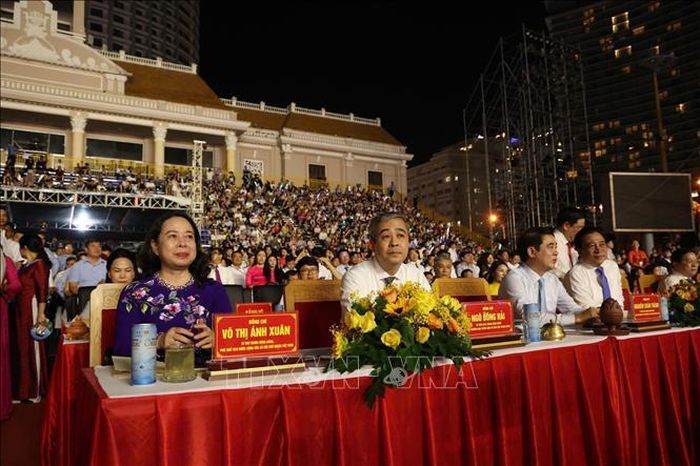 Phó Chủ tịch nước Võ Thị Ánh Xuân và lãnh đạo Trung ương, tỉnh Khánh Hòa tham dự đêm khai mạc Festival Biển Khánh Hòa 2026. Ảnh: Đặng Tuấn/TTXVN