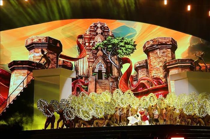 Toàn cảnh sân khấu khai mạc Festival Biển Khánh Hòa 2026 tại Quảng trường 2 Tháng 4. Ảnh: Đặng Tuấn/TTXVN