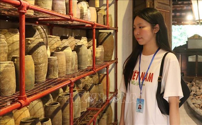 Bạn Ngọc Anh, kiều bào tại Nga tham quan Bảo tàng gốm cổ sông Hương.