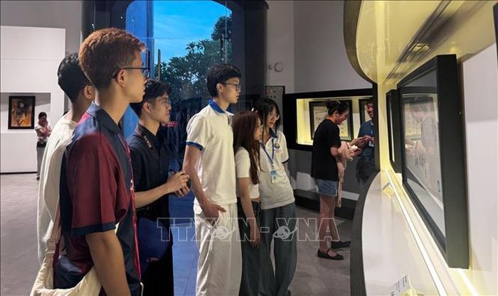 Đoàn đại biểu tham gia Trại hè Việt Nam tham quan không gian Lưu niệm Lê Bá Đảng.